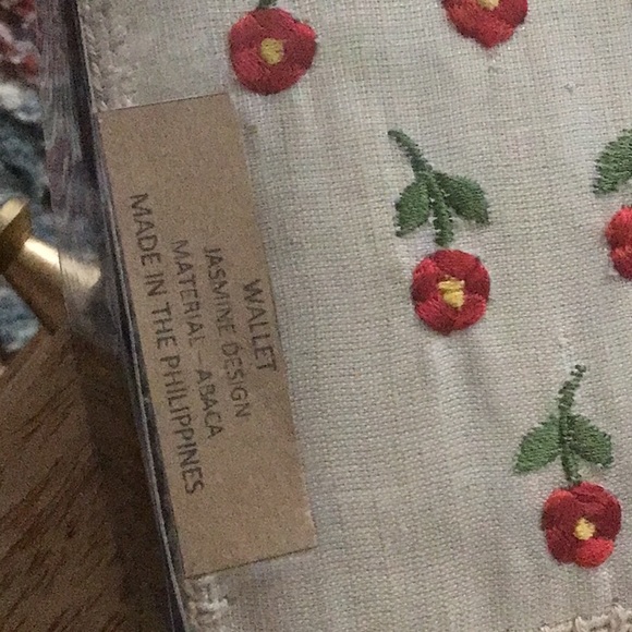 Red Flower Woven Abaca Wallet - Picture 3 of 3